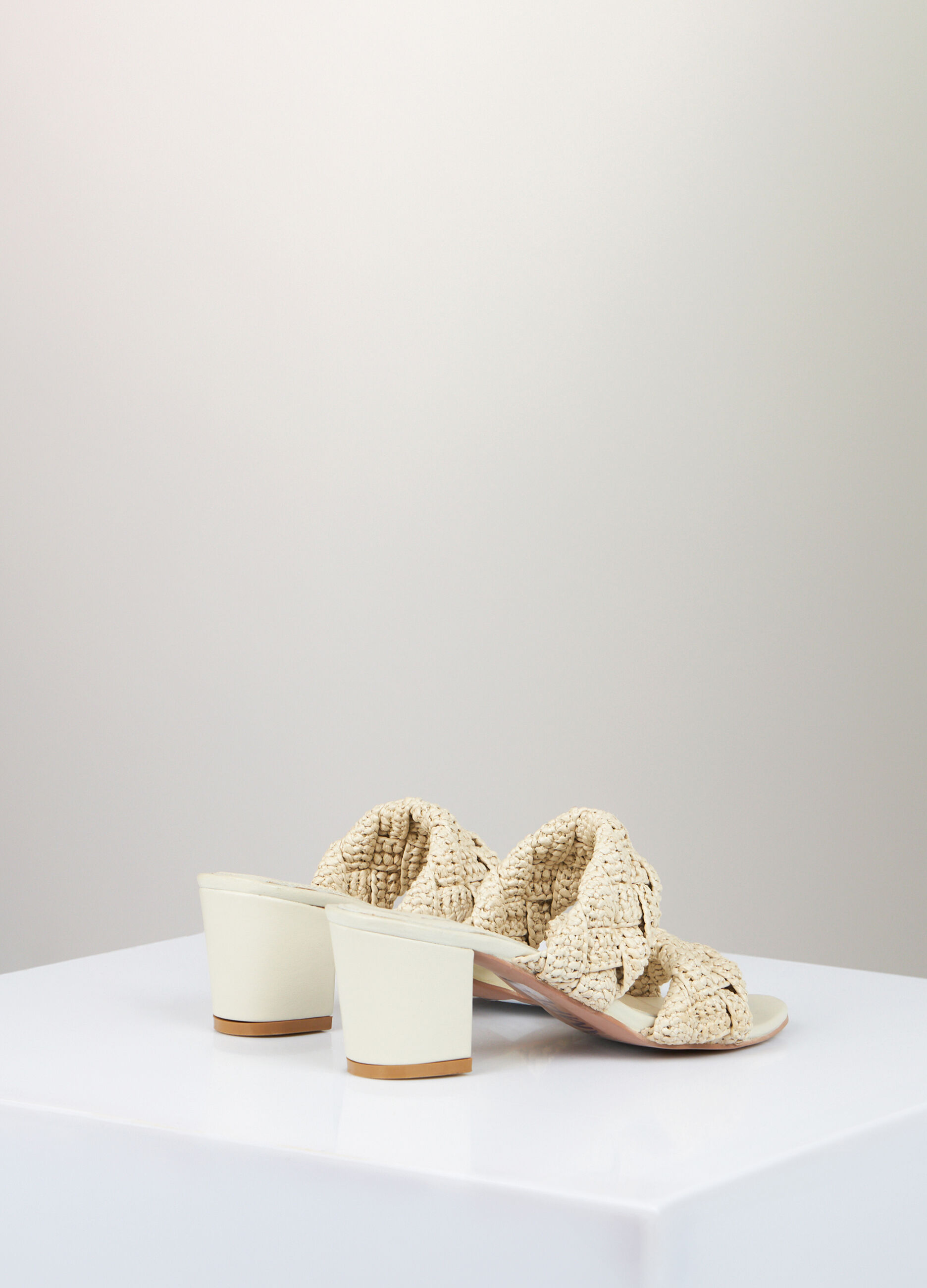 Band sandals in leather and raffia