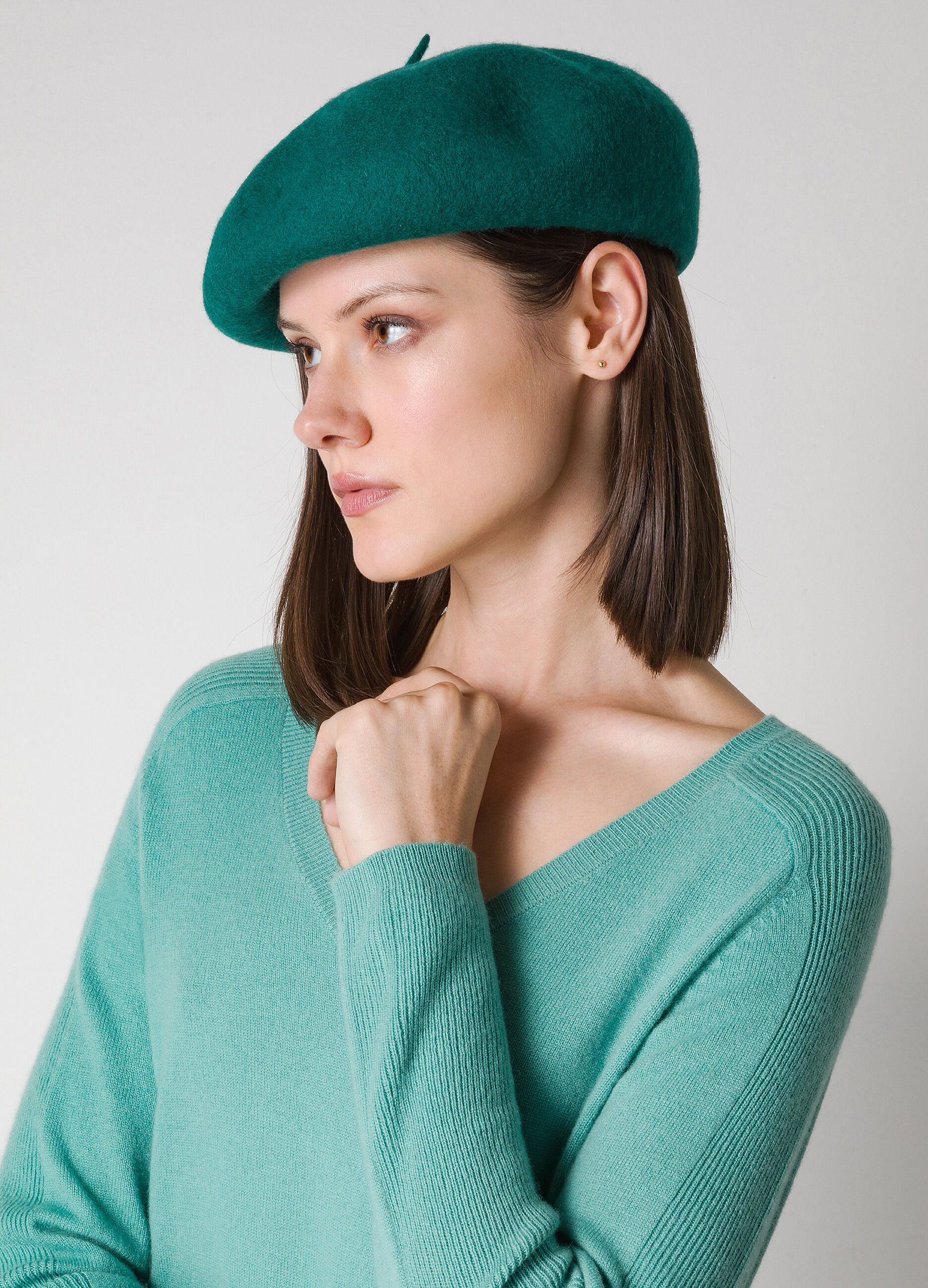 Cashmere blend tricot with V-neck