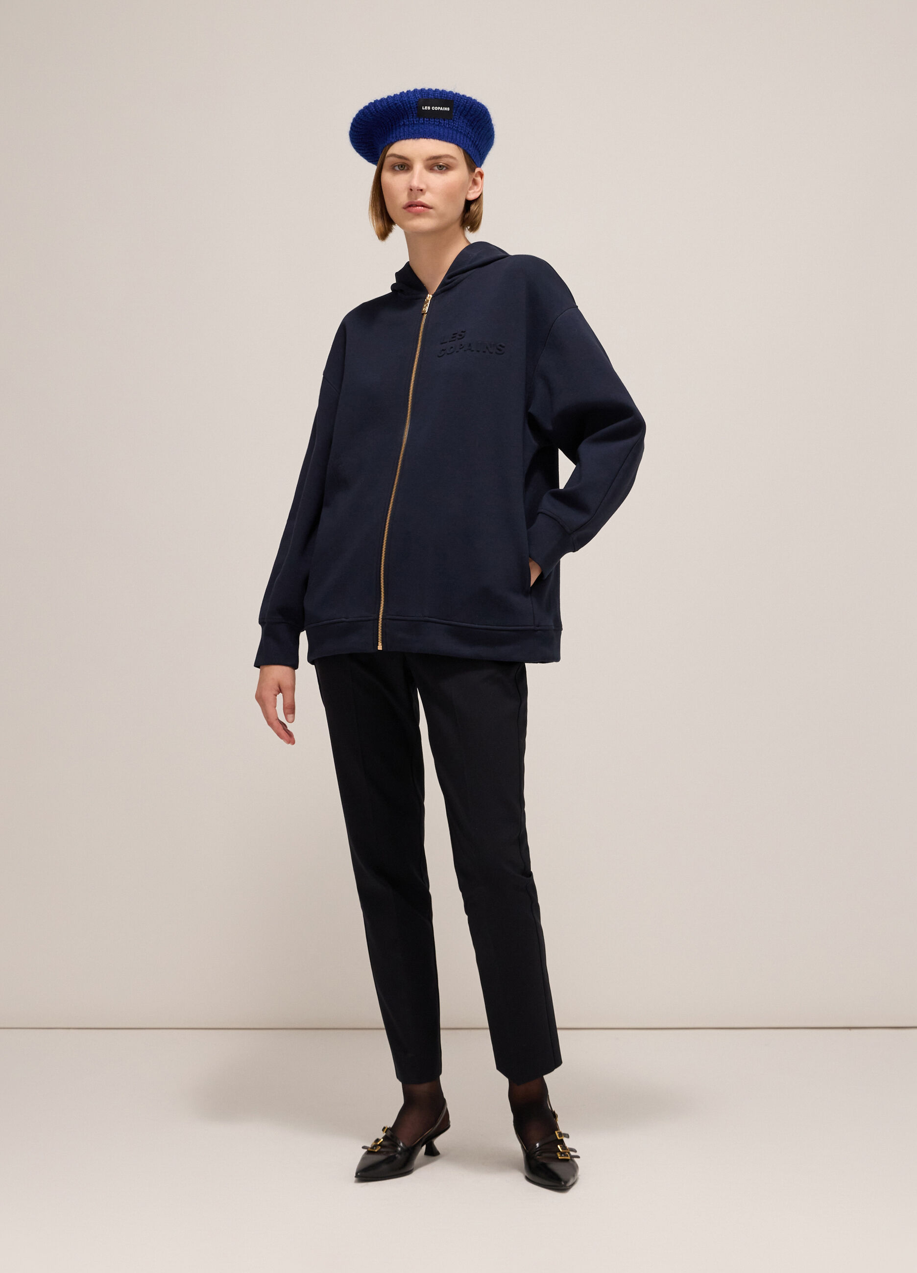 Sweatshirt with hood and zip fastening