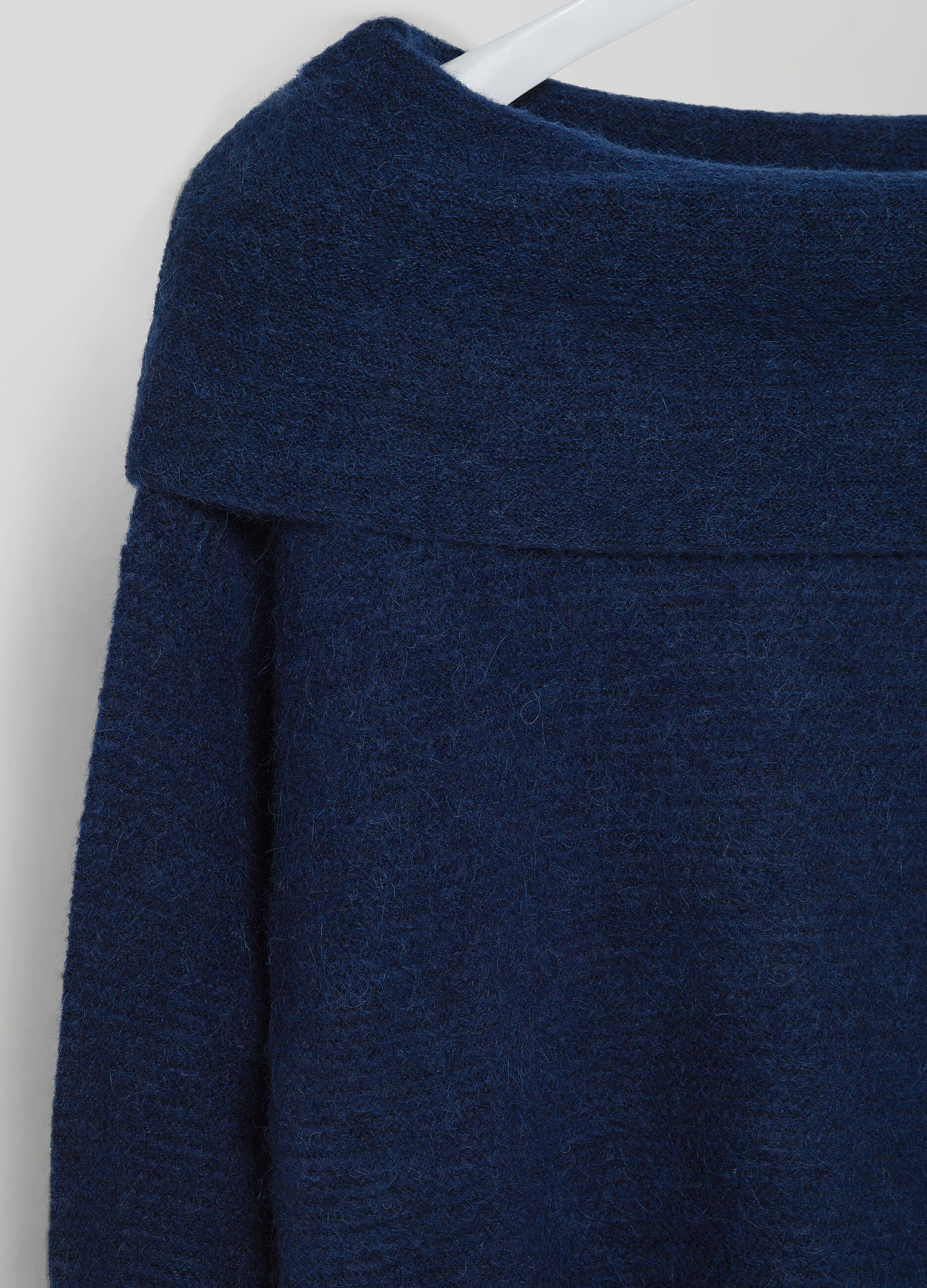 Pull bleu marine à épaulés dénudées en tricot de laine mélangée d’alpaca _6